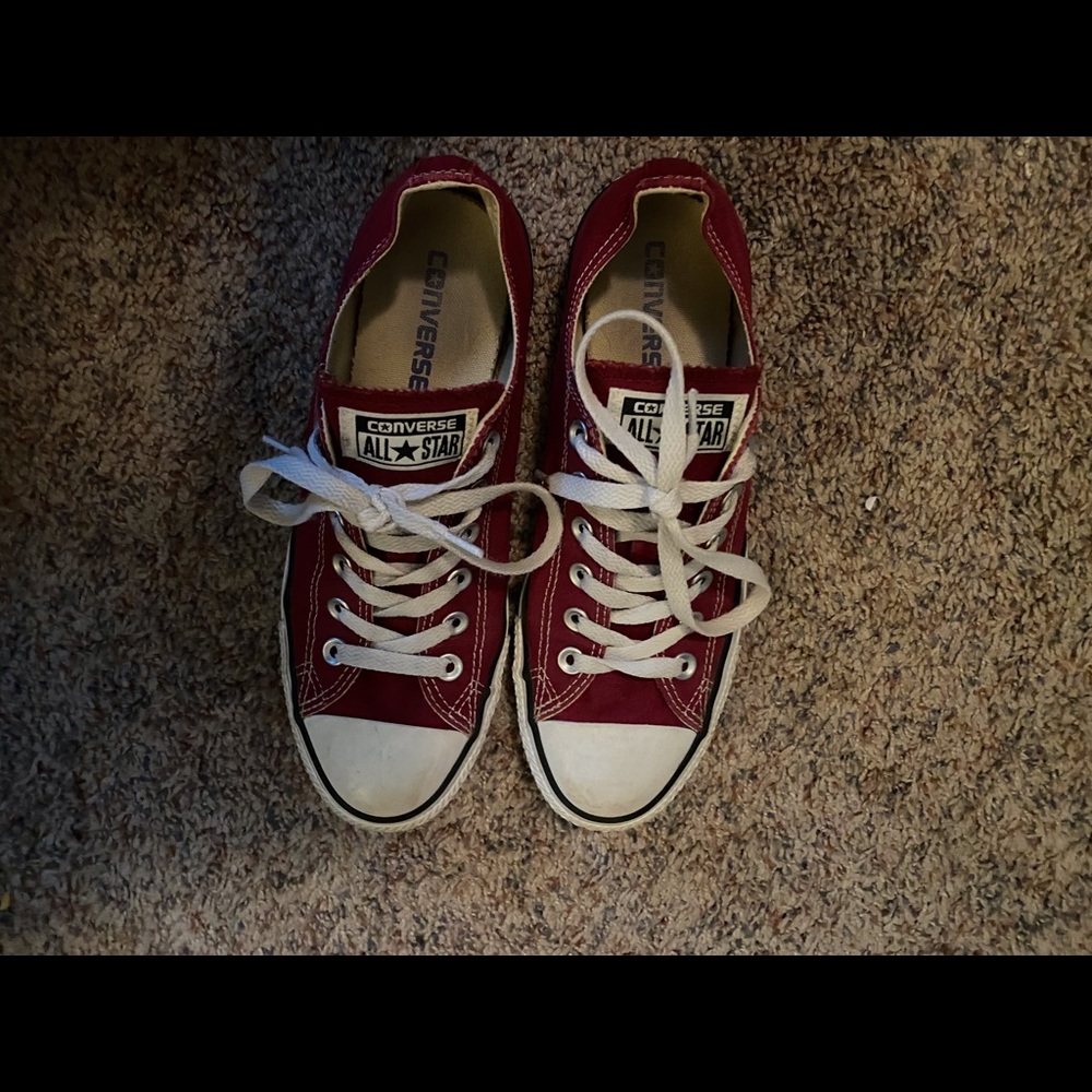 Size 8 women’s maroon converse